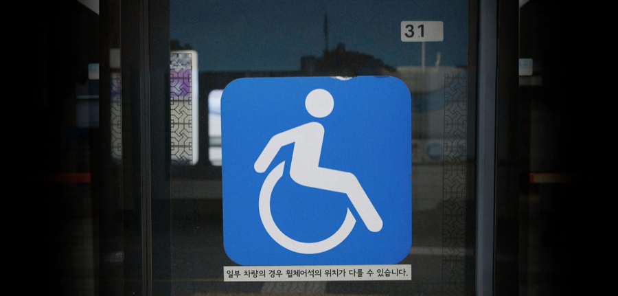 제일 가까운 장애인 화장실이 어디죠?