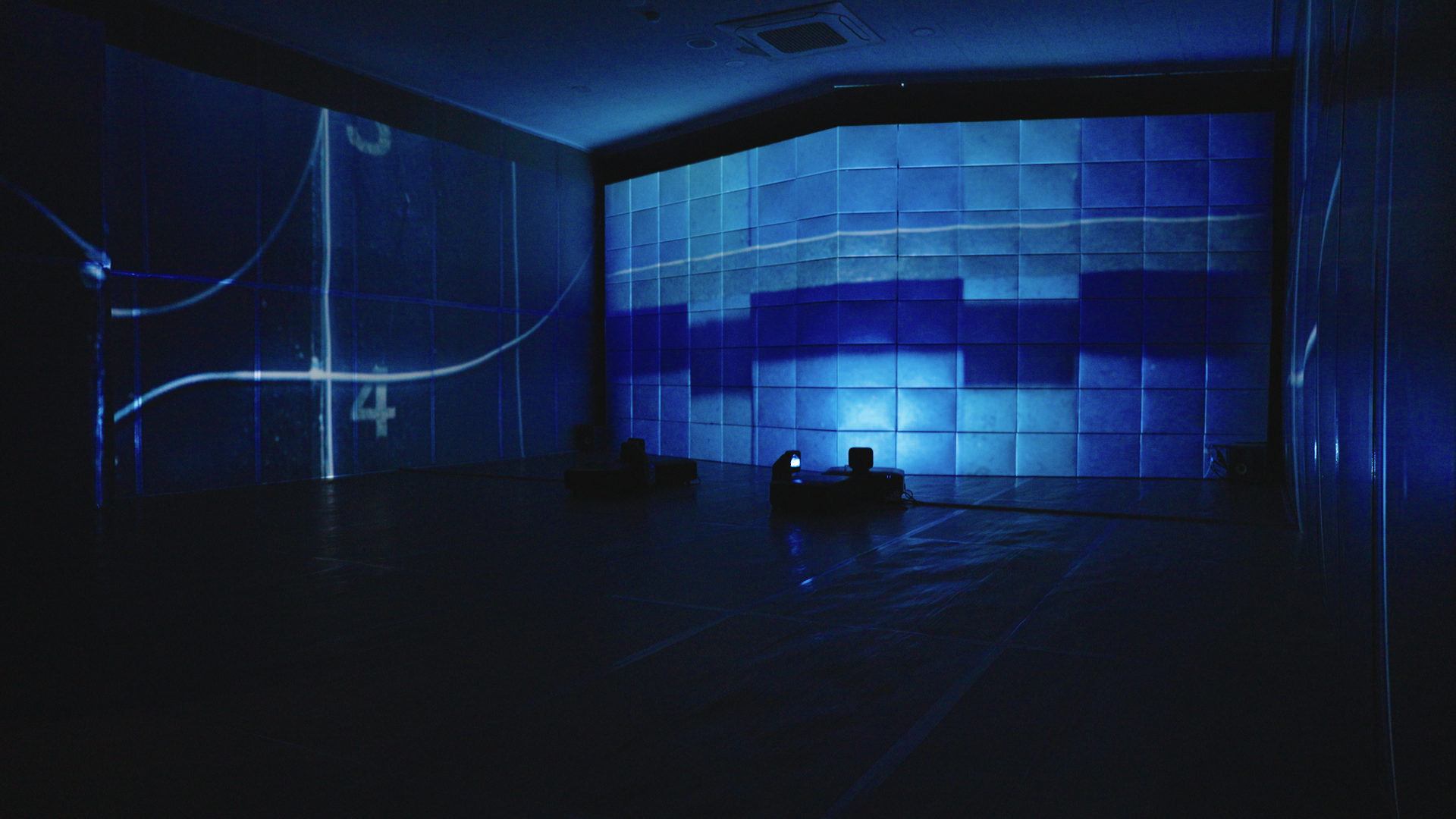 Gold, Fish In The Room