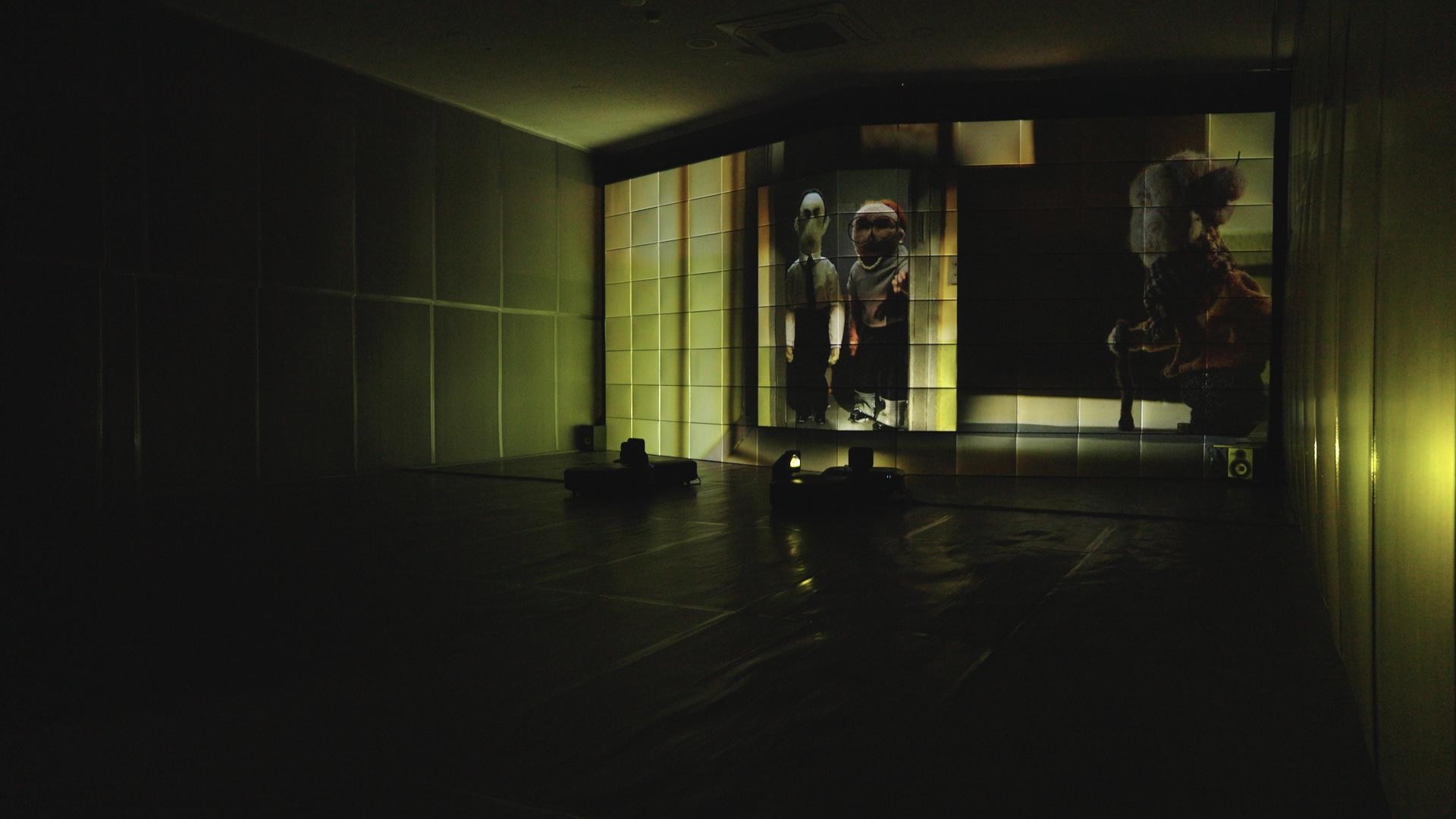 Gold, Fish In The Room