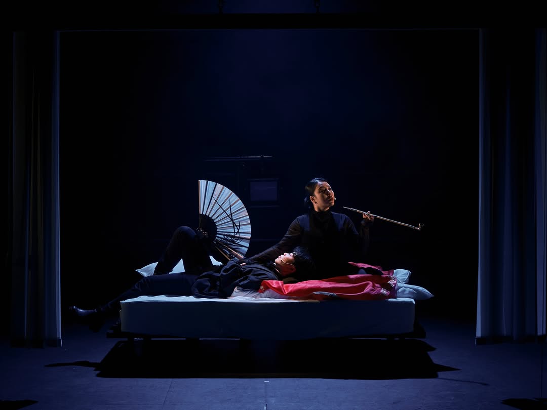 자네는 왜 그리 굉장히 기다란 담뱃대로 담배를 피이나