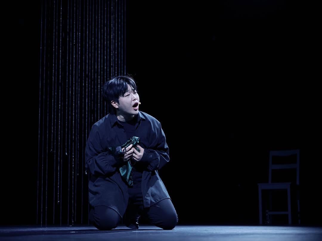 자네는 왜 그리 굉장히 기다란 담뱃대로 담배를 피이나