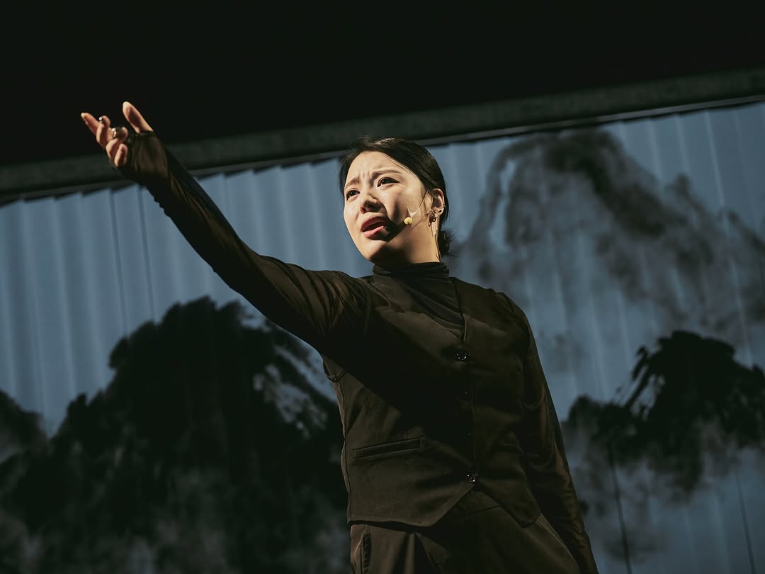 자네는 왜 그리 굉장히 기다란 담뱃대로 담배를 피이나