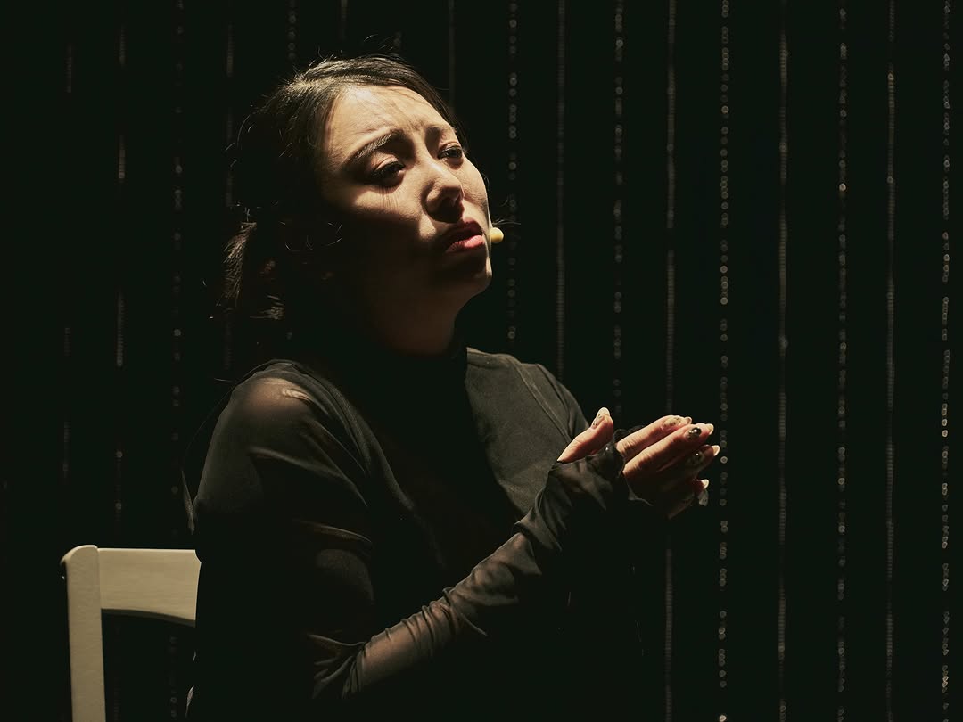 자네는 왜 그리 굉장히 기다란 담뱃대로 담배를 피이나