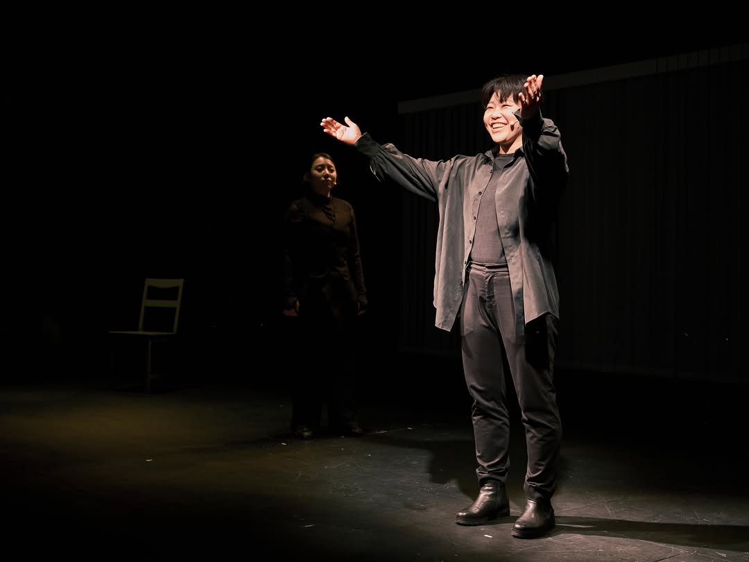 자네는 왜 그리 굉장히 기다란 담뱃대로 담배를 피이나