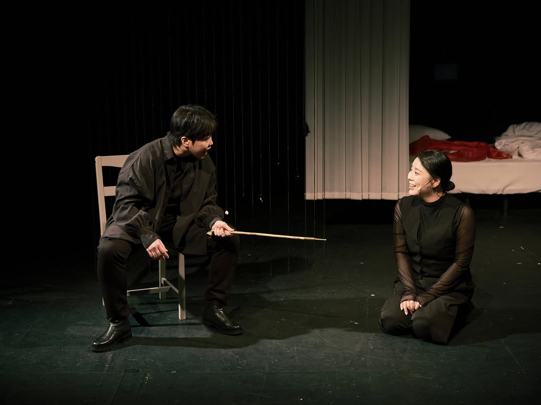 자네는 왜 그리 굉장히 기다란 담뱃대로 담배를 피이나