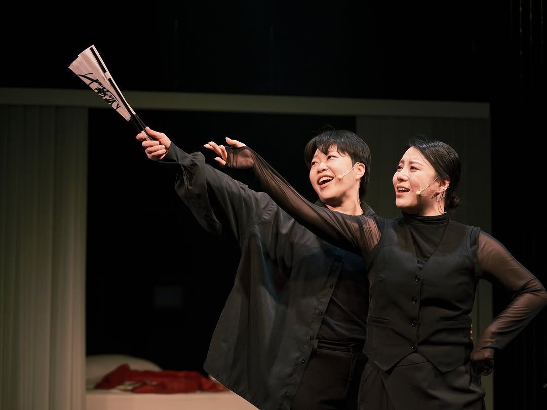 자네는 왜 그리 굉장히 기다란 담뱃대로 담배를 피이나