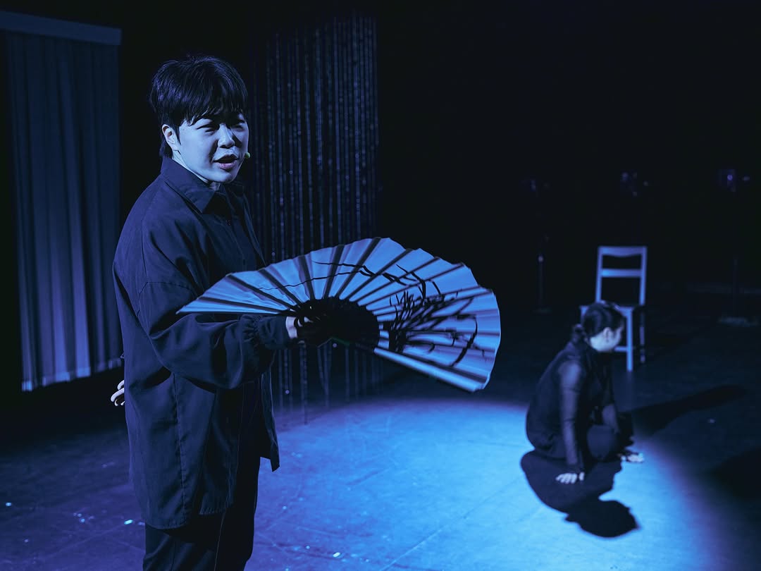 자네는 왜 그리 굉장히 기다란 담뱃대로 담배를 피이나