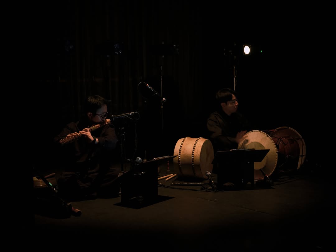 자네는 왜 그리 굉장히 기다란 담뱃대로 담배를 피이나