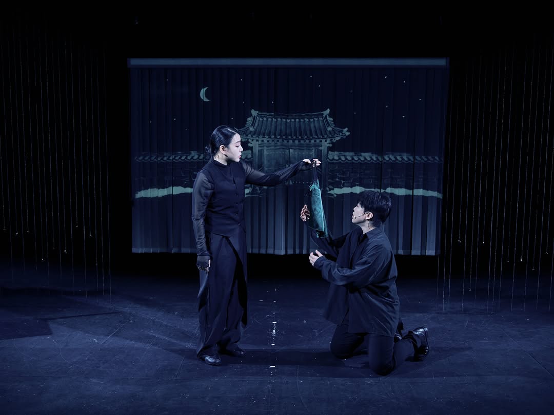 자네는 왜 그리 굉장히 기다란 담뱃대로 담배를 피이나