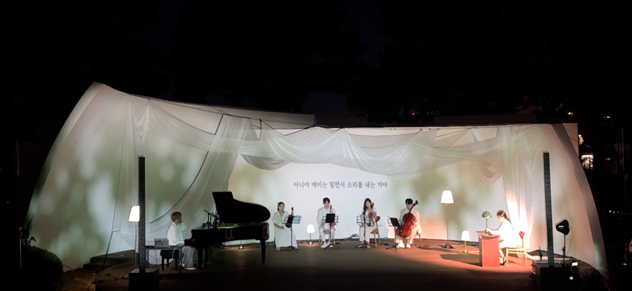 SWIM into: 해변의 커튼콜