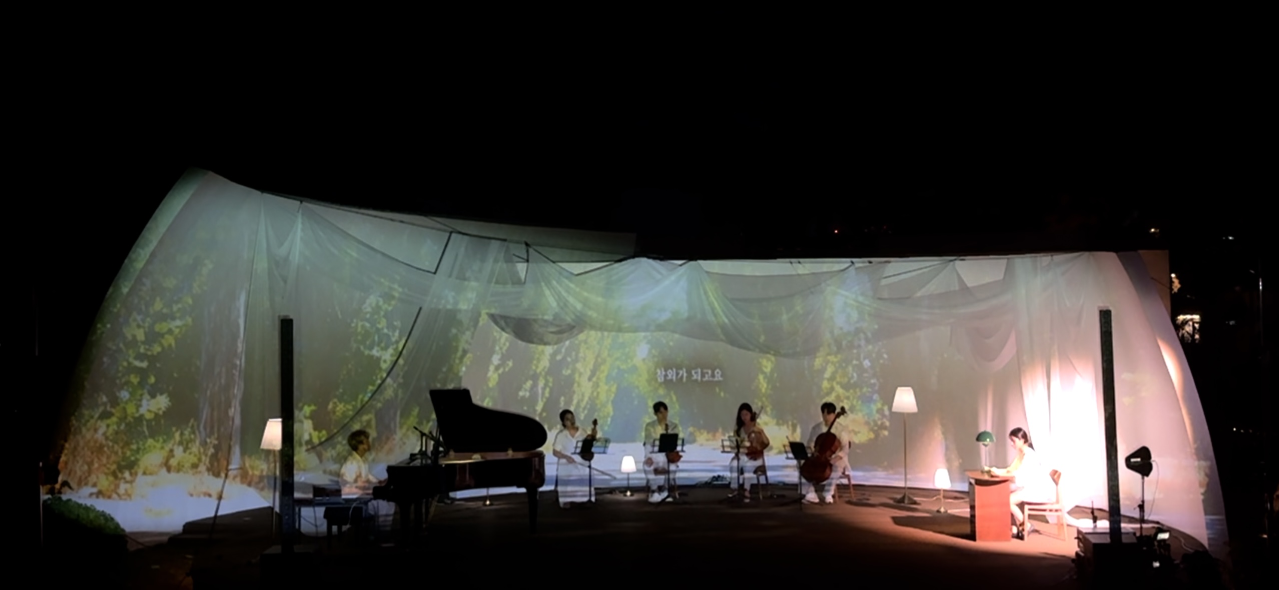 SWIM into: 해변의 커튼콜