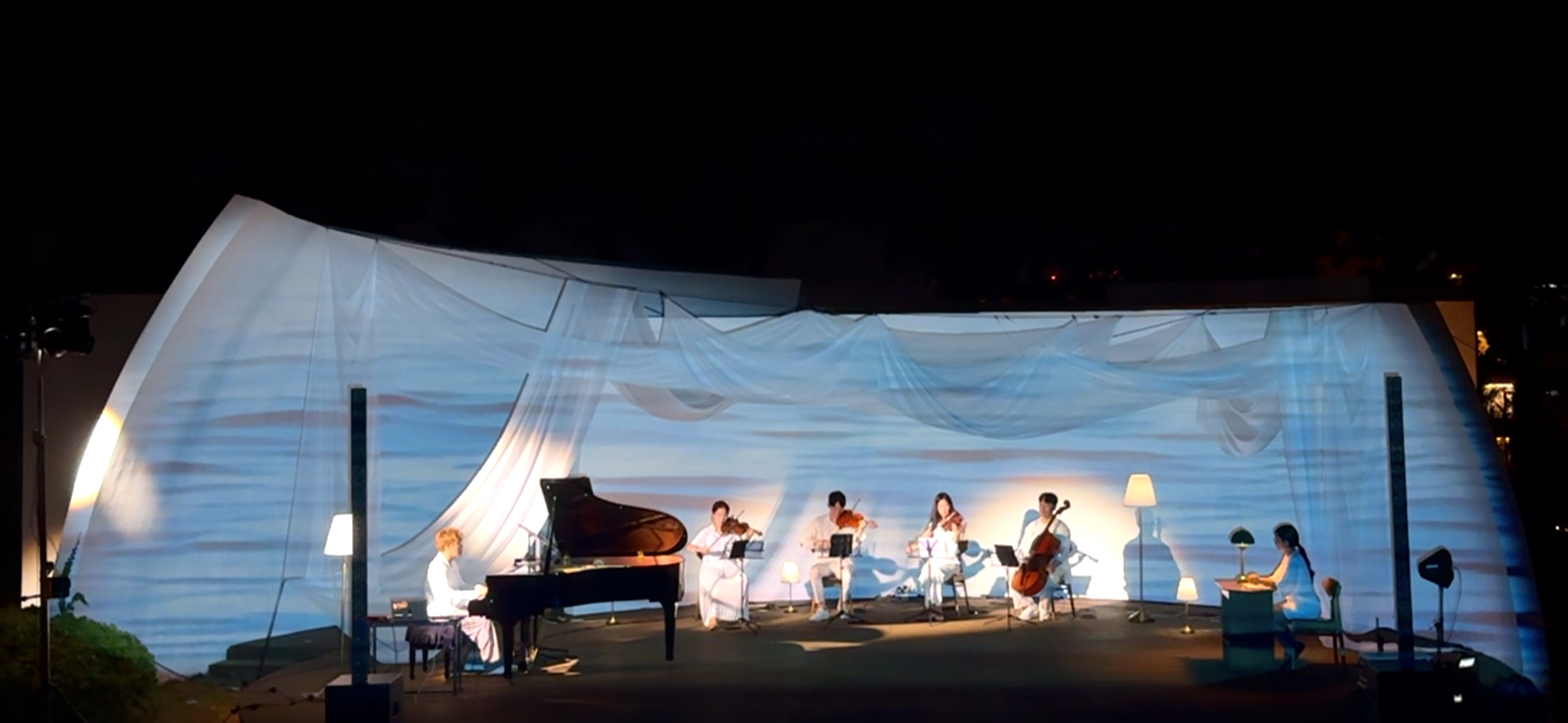 SWIM into: 해변의 커튼콜