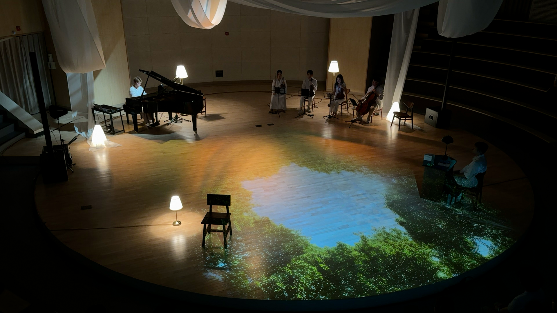 SWIM into : 춤추는 은빛 잎들