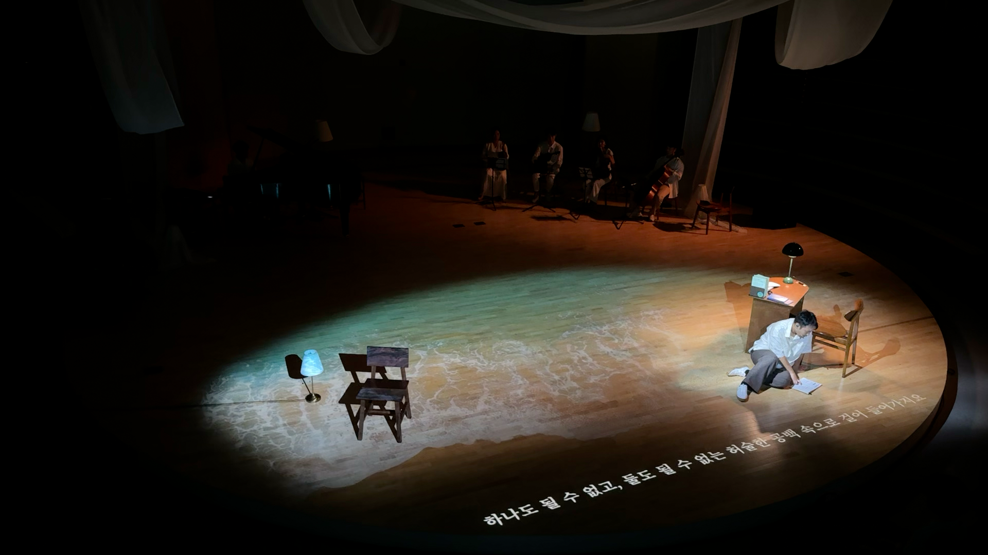 SWIM into : 춤추는 은빛 잎들