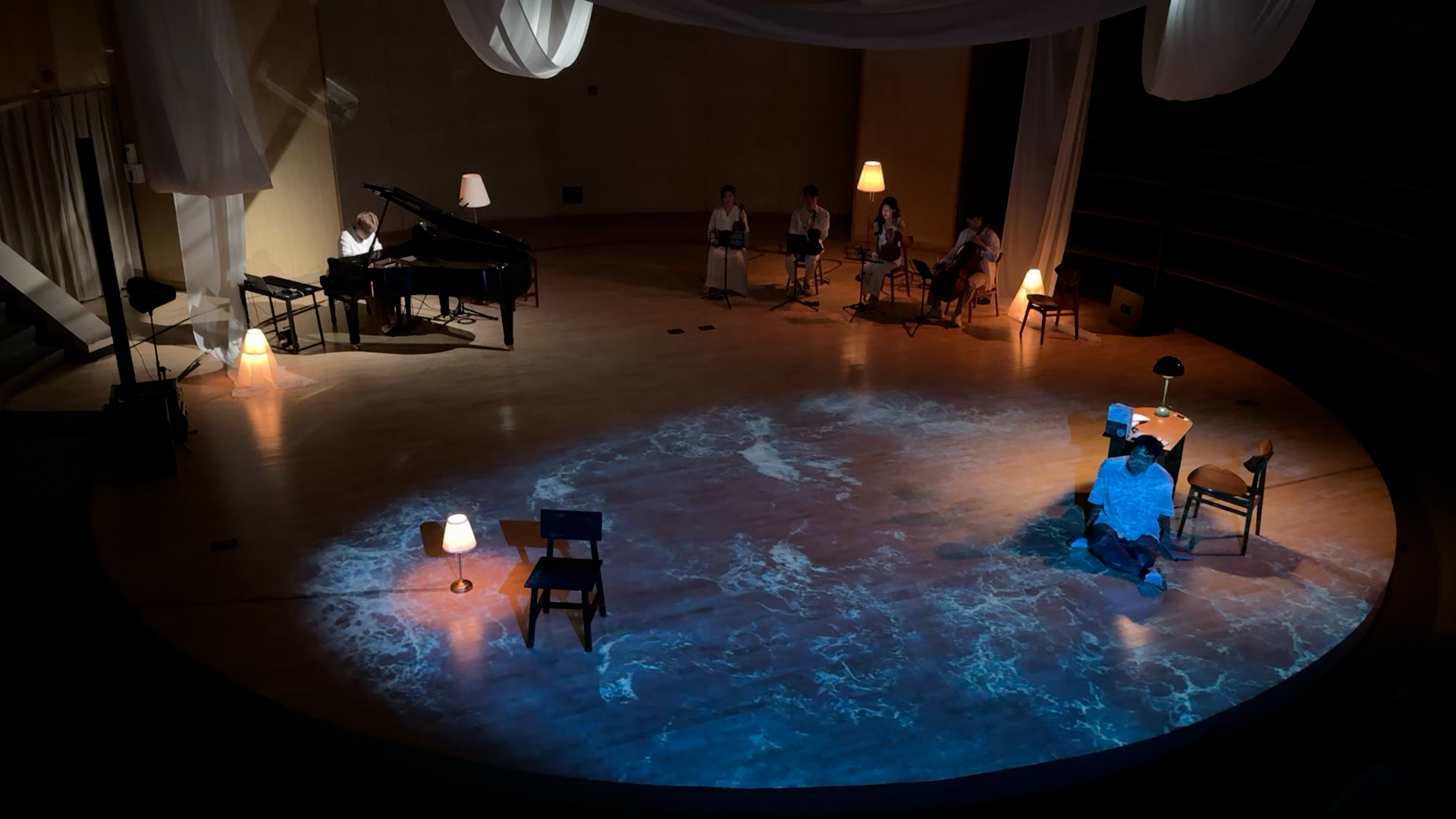 SWIM into : 춤추는 은빛 잎들