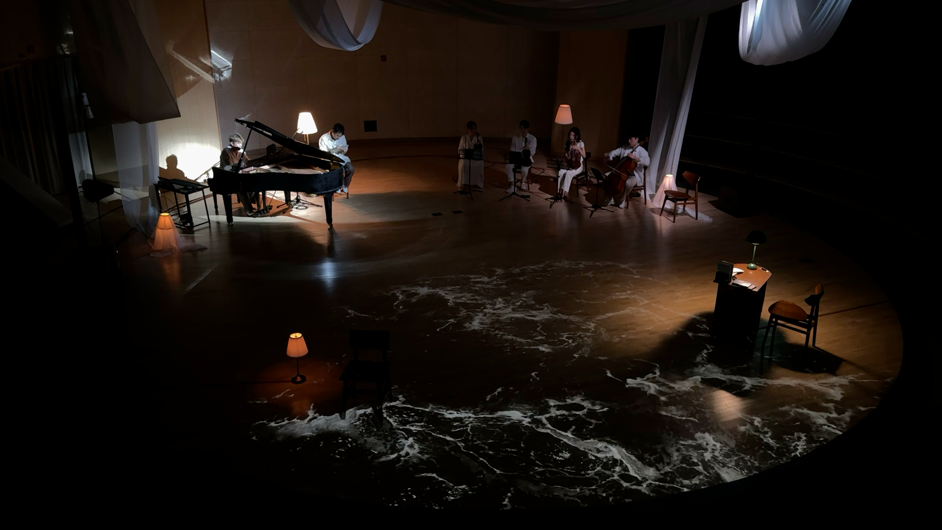 SWIM into : 춤추는 은빛 잎들