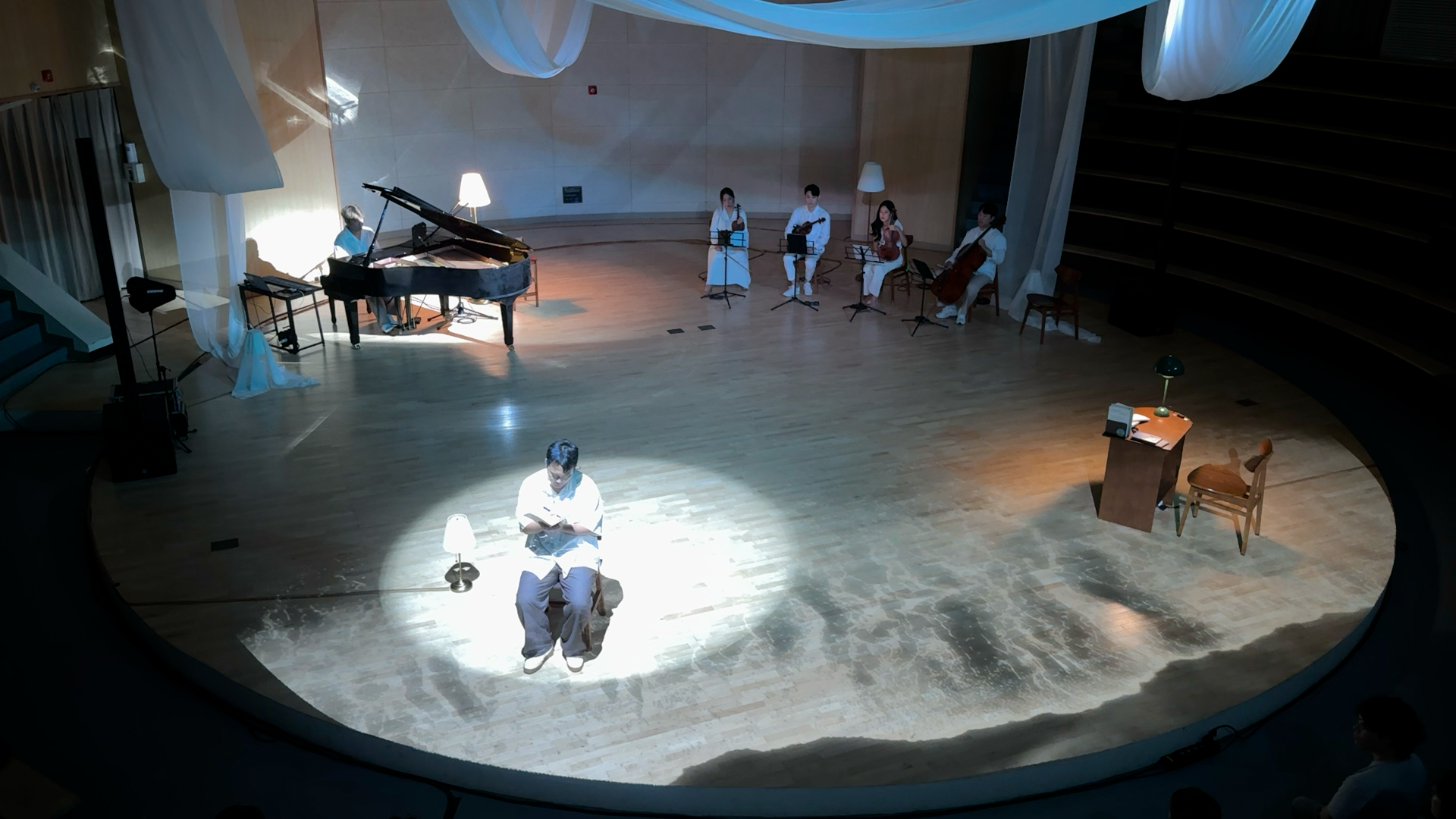 SWIM into : 춤추는 은빛 잎들